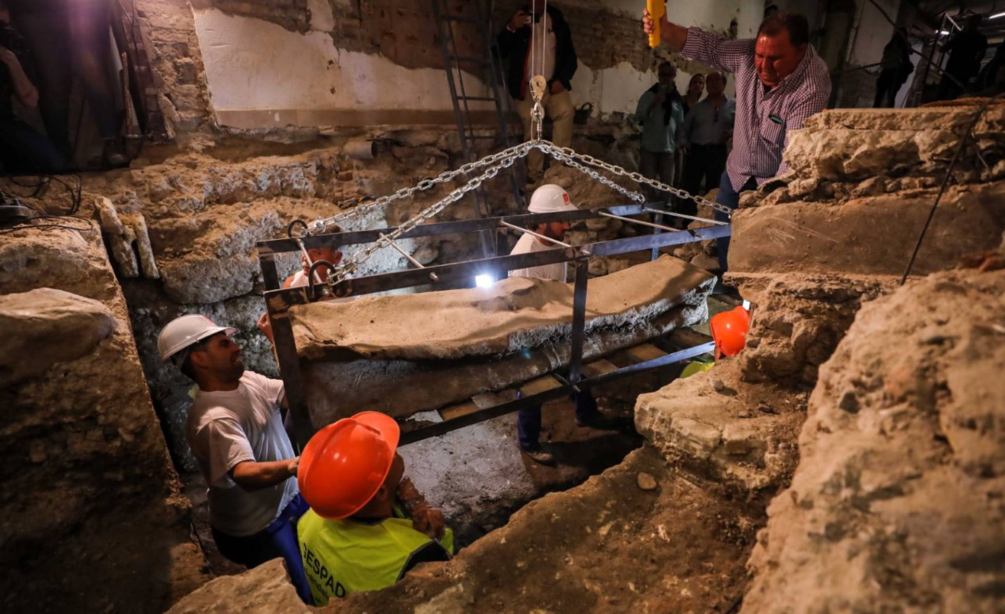 ローマ時代の鉛の棺発掘現場