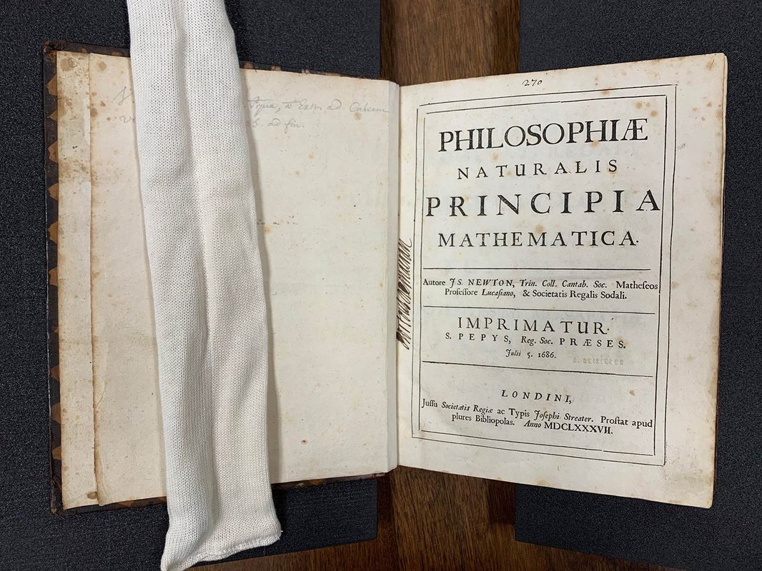 カリフォルニア工科大学所有の「プリンシピア」初版本。十八世紀、フランスの数学者ジャン・ジャック・ドルトス・ド・メランが持っていたもの。左側余白に彼のサインがある。