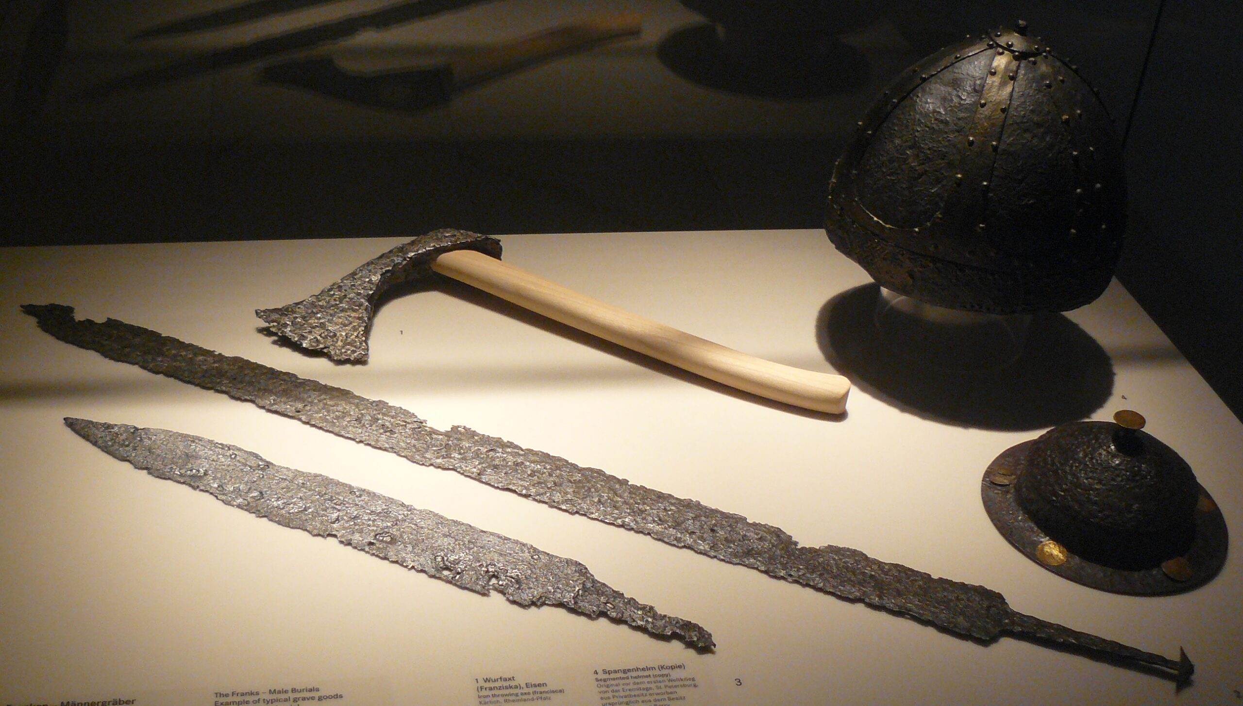 「５～６世紀フランク人戦士の武器・防具」 Public domain, via Wikimedia Commons