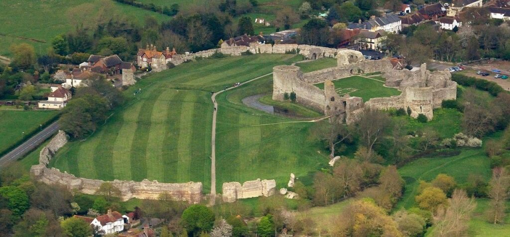 「ペヴェンジー城全景」 Pevensey_Castle_aerial_view.jpg: Lieven Smitsderivative work: Hchc2009 / CC BY-SA(wikimedia commonsより)