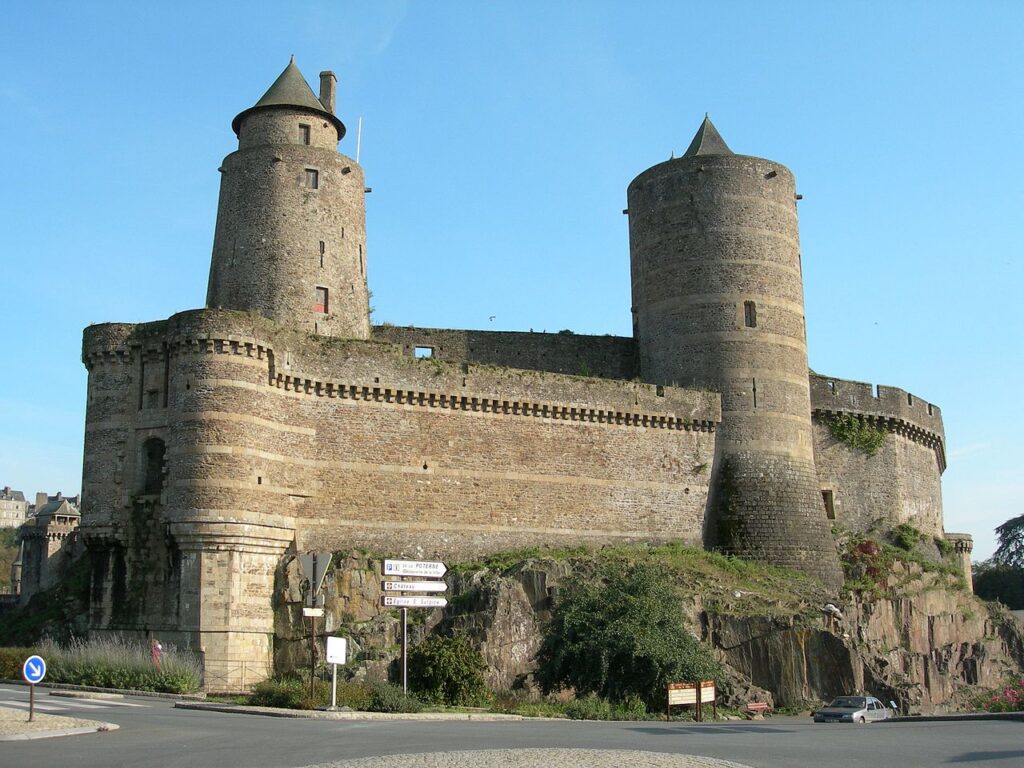 「フジェール城のゴブリン塔（左）とメリュジーヌ塔（右）」