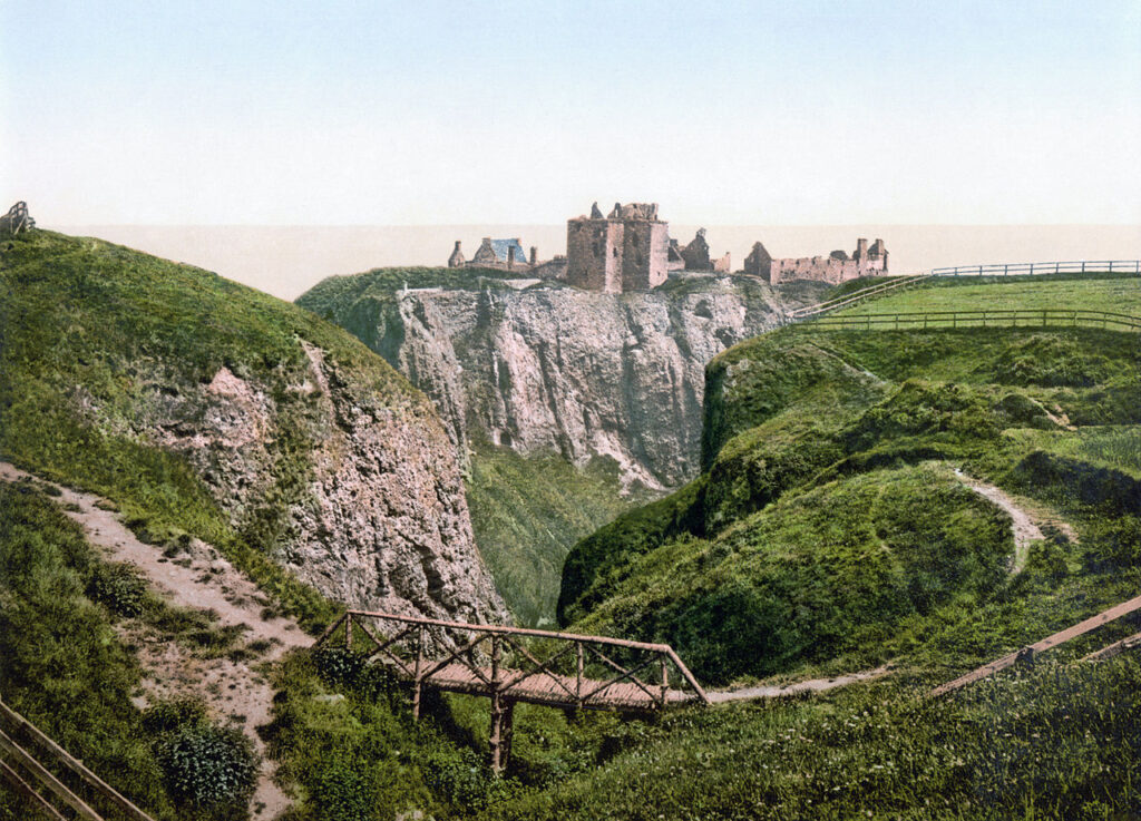 「1890～1900頃のダノター城」（パブリックドメイン画像）