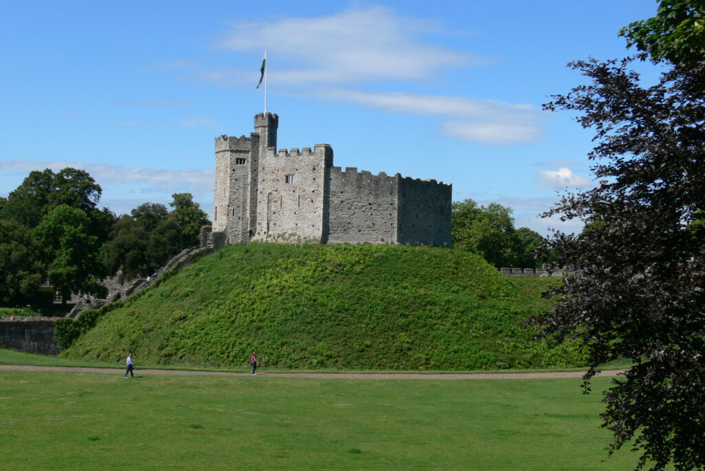 「ウェールズのカーディフ城のモットとキープ（十二世紀）」