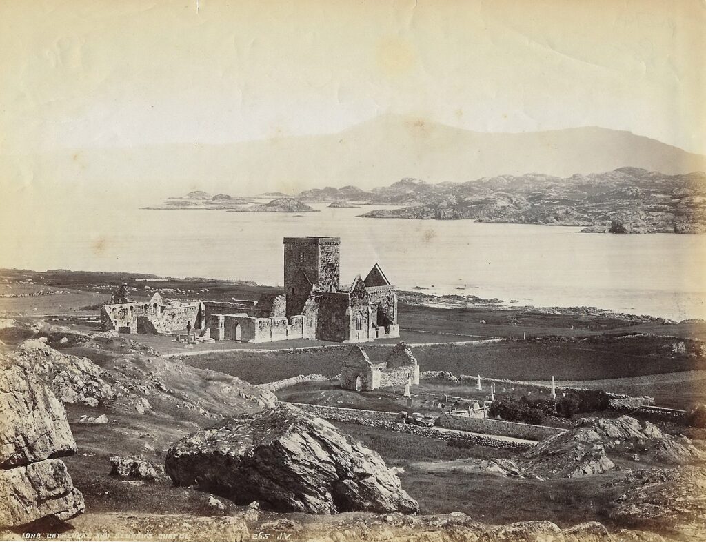 「1890年頃の廃墟化したアイオナ修道院と聖オラン礼拝堂の写真」