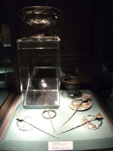 「アーダー宝庫の品々（アイルランド国立博物館）」